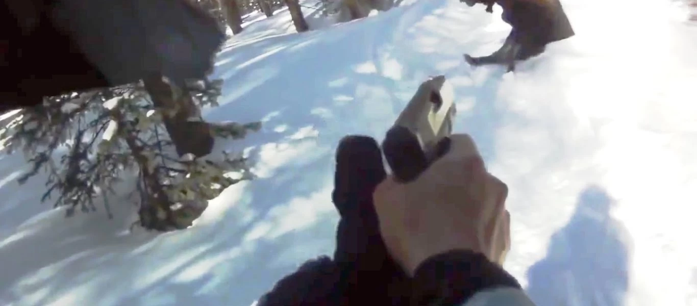 Bίντεο: Στα όρια της αυτοάμυνας - Θυμωμένη άλκη επιτίθεται σε άνδρα και αυτός την πυροβολεί